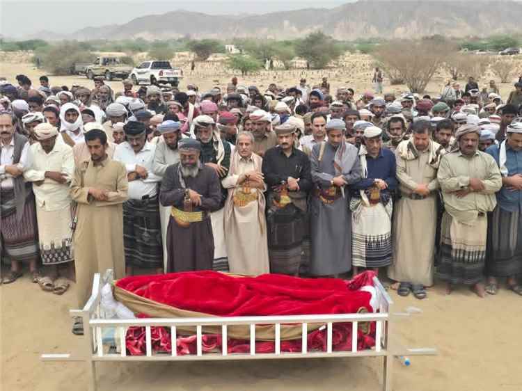 يتقدمهم المحافظ بن الوزير.. جموع غفيرة تشييع الشخصية التربوية القاضي محمد مبارك الديولي