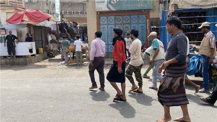 السلطة المحلية بخورمكسر تنفذ حملة لإزالة العوائق من شارع الثقافة