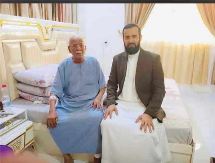 محافظ أبين يزور الشيخ علي محمد القفيش ويطمئن على صحته ويشيد بأدواره الوطنية