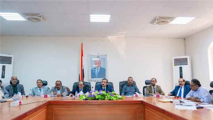 برئاسة المحافظ بن الوزير.. المكتب التنفيذي يعقد دورته الاعتيادية ويقف أمام مستوى أداء عدد من القطاعات