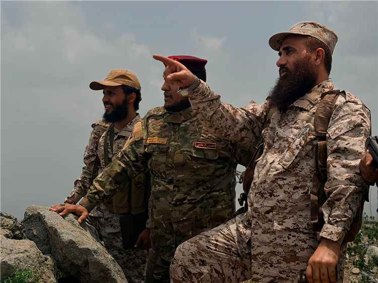 قائد المنطقة العسكرية الرابعة يتفقد الخطوط الأمامية لجبهة تعز ويشدد على رفع الجاهزية والانضباط