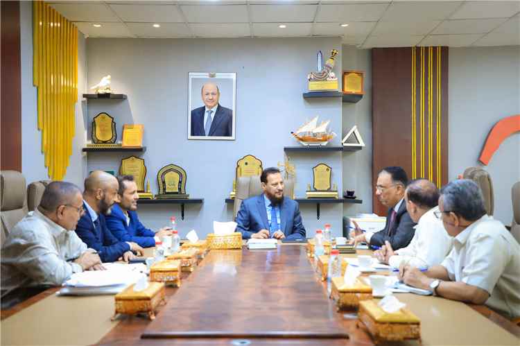 محافظ العاصمة عدن يناقش مع رئيس مصلحة الجمارك آليات تعزيز التعاون والتنسيق