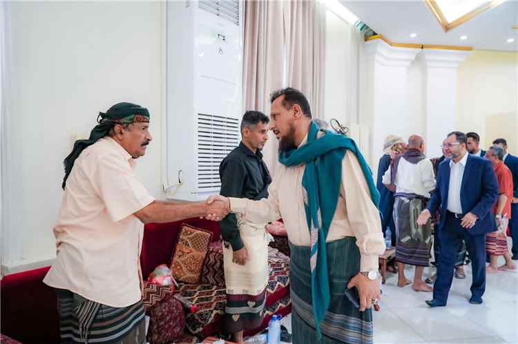 محافظ العاصمة عدن ووزير الكهرباء يؤديان واجب العزاء لأسرة المستشار سعيد ظيفير