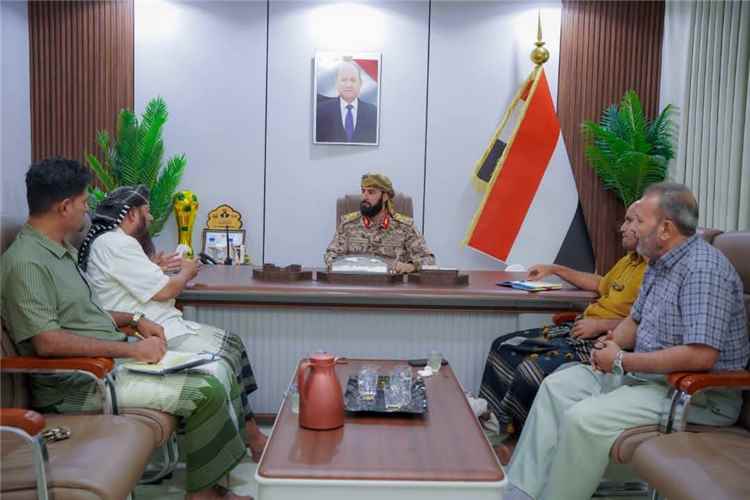 محافظ أبين يناقش تحديات القطاع الصحي وسبل تطوير مستشفى الرازي