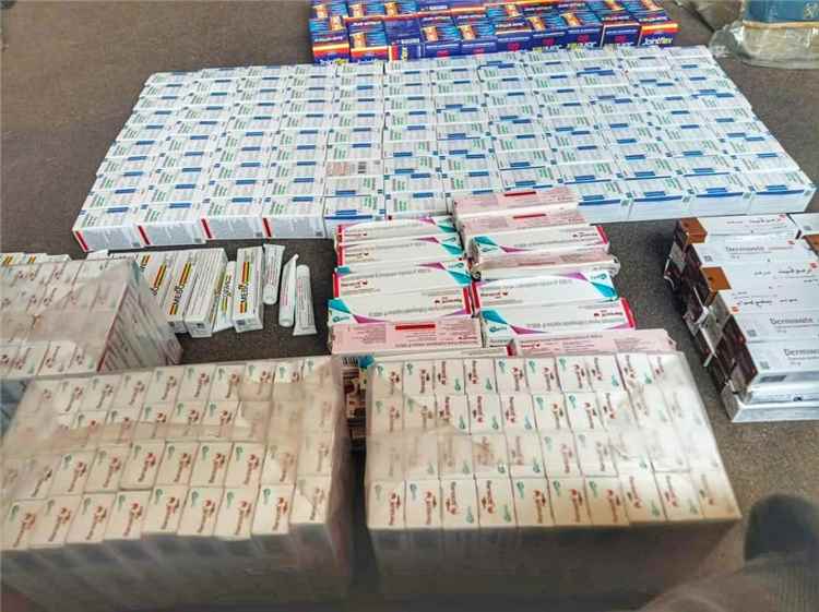 قوات طوق العاصمة عدن تضبط شحنة أدوية مهربة في نقطة مصنع الحديد