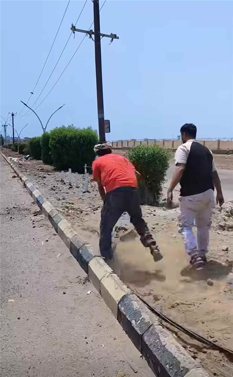 حملة مكثفة لإزالة الربط العشوائي للكهرباء في خورمكسر بعدن