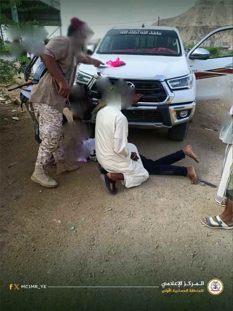 خلال ساعات من التعميم الأمني.. قوات درع الوطن تضبط سيارة مسروقة في نقطة الغرف بوادي حضرموت
