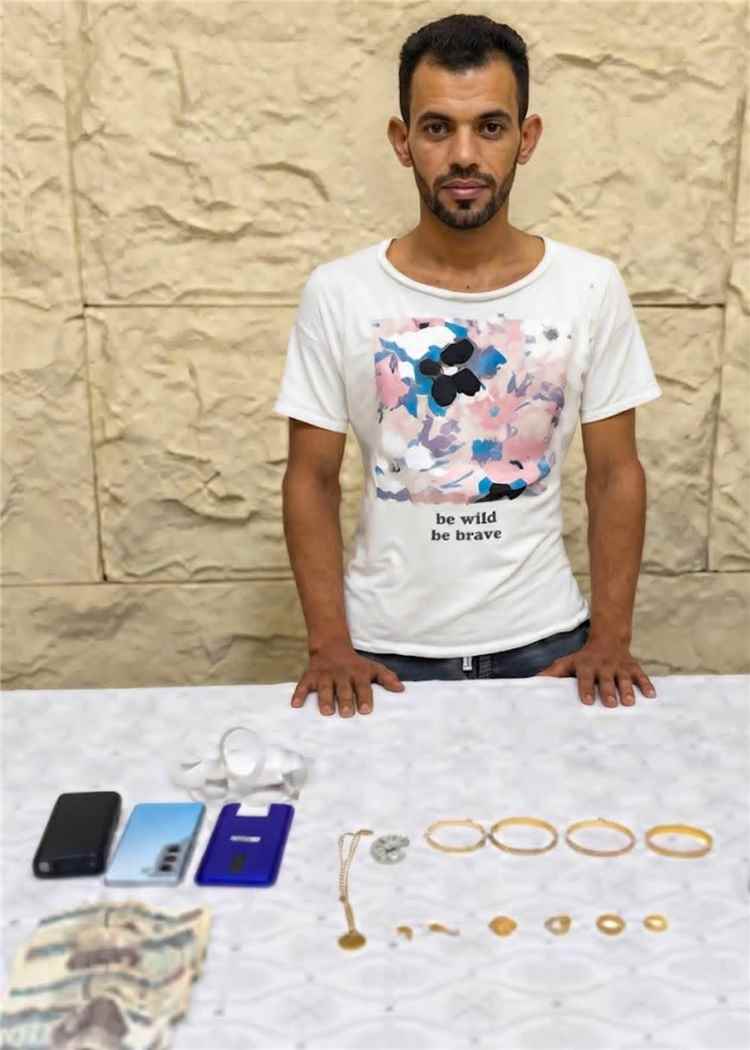 كشف غموض مقتل مسنة وابنتها من الجنسية اليمنية بالجيزة.. الأجهزة الأمنية تضبط الجاني وتستعيد المسروقات