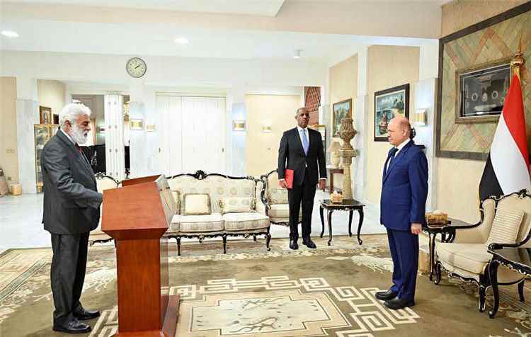 وزير التخطيط والتعاون الدولي يؤدي اليمين الدستورية أمام رئيس مجلس القيادة الرئاسي