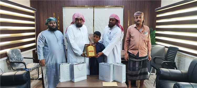 مدير عام أوقاف عدن يكرّم الطالب الكفيف شاهر علي شاهر يفوز ويستمع إلى تلاوته للقرآن الكريم