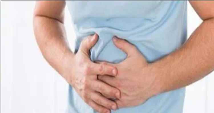 قرقرة المعدة ليست دائمًا جوعًا.. طبيب يكشف الأسباب الحقيقية لأصوات البطن
