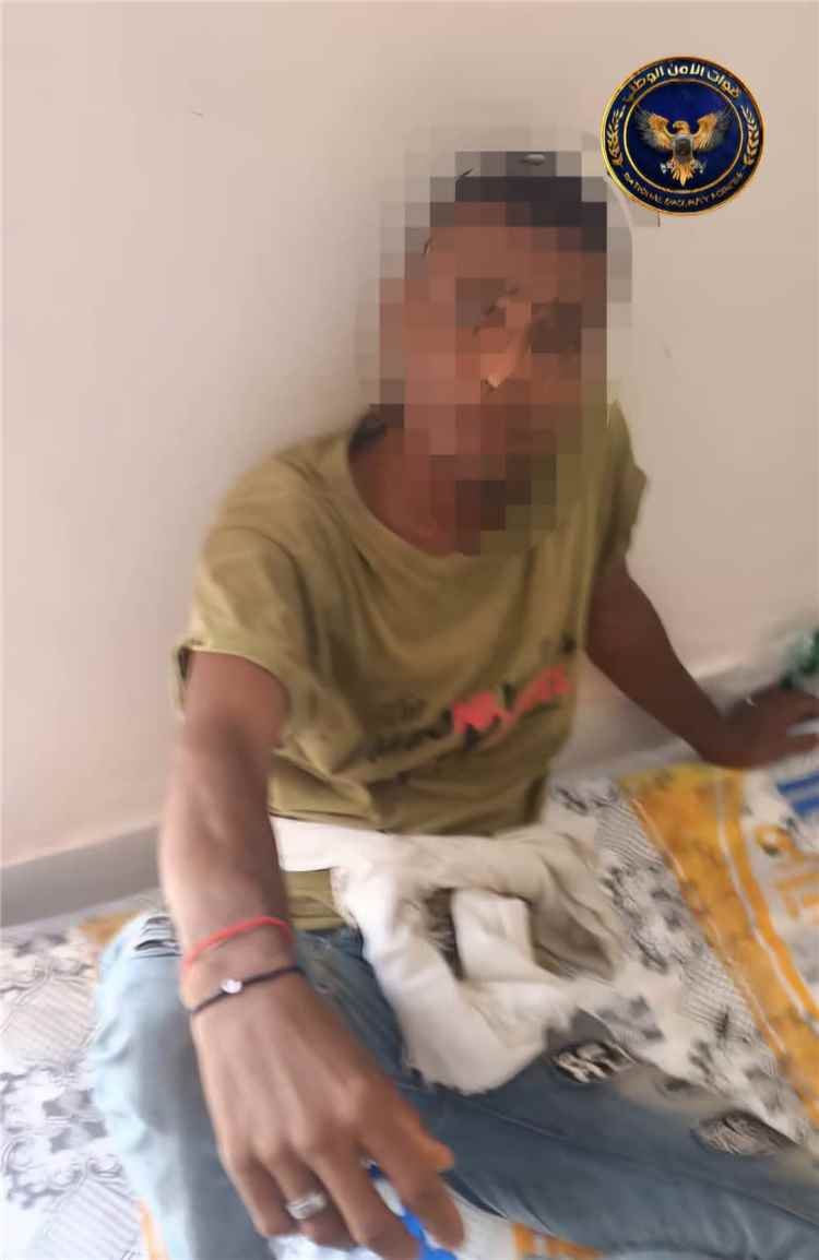 قوات أمن المنشآت تضبط شخصا أثناء محاولته سرقة ممتلكات من مبنى نيابة المعلا الابتدائية