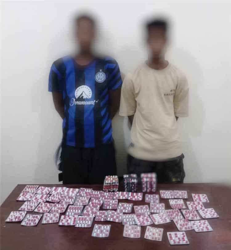 أمن زنجبار يضبط شخصين بحوزتهما 79 شريطاً من الحبوب المخدرة قادمين من عدن