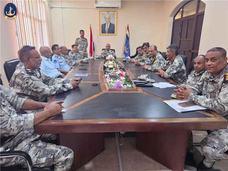 رئيس مصلحة خفر السواحل اليمنية يجتمع بقيادات المصلحة ويشدد على رفع الجاهزية والانضباط وتعزيز الأداء