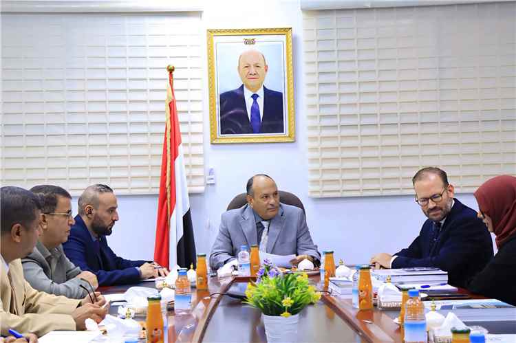 نائب وزير الصناعة يبحث مع المستشار الاقتصادي للمبعوث الأممي تعزيز الاستقرار والتعافي الاقتصادي
