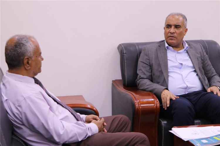 وزير التربية والتعليم يناقش مع مدير تربية تعز سير العملية التعليمية وأوضاع المعلمين ونتائج الثانوية العامة