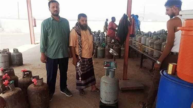 مندوب شركة الغاز بأبين والصناعة والتجارة بخنفر يشرفان على توزيع الغاز المنزلي بالمحطات والوكلاء