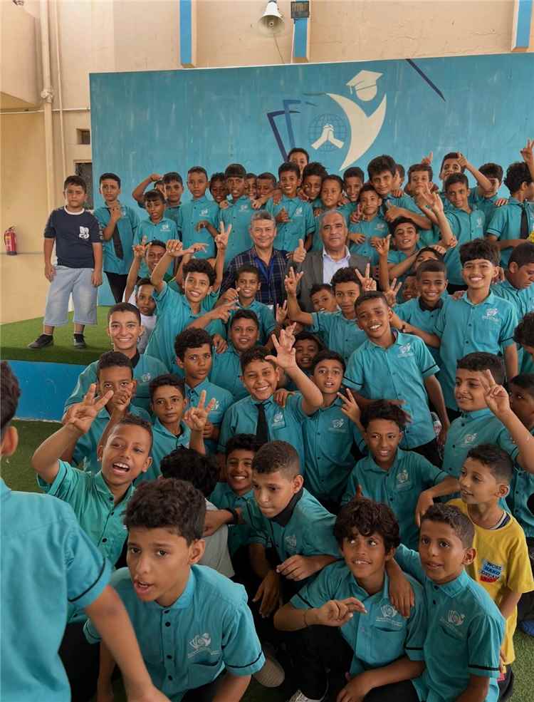 وزير التربية العبادي يدشن العام الدراسي بمدارس مسلم هاندز بعدن ويتفقد أوضاع التلاميذ اليتامى فيها