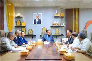 محافظ العاصمة عدن يناقش مع رئيس مصلحة الجمارك آليات تعزيز التعاون والتنسيق