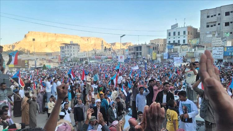 حضرموت تجدد التفويض لـ "الزبيدي" وتعلن الرفض القاطع لحل المجلس الانتقالي