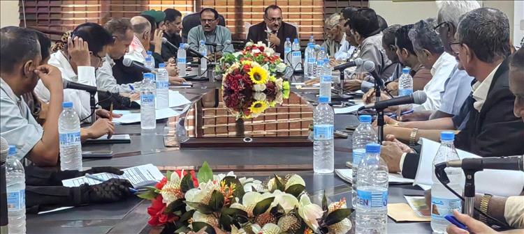 تنفيذي لحج  يشدد على الانضباط الوظيفي ويناقش وضع الكهرباء والمياه