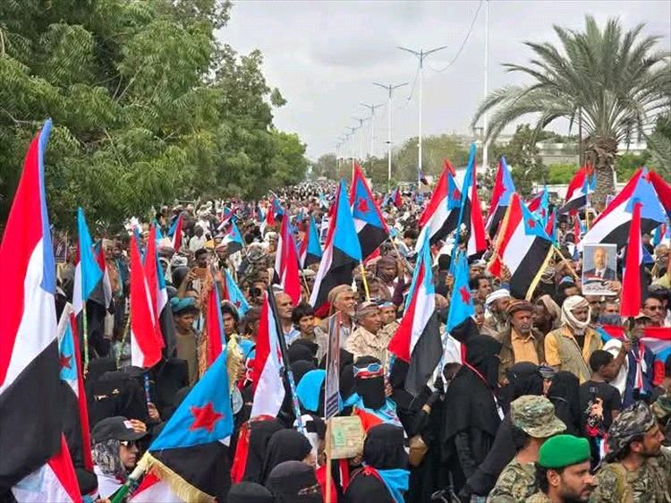 بالصور: الجماهير تحتشد في ساحة الاعتصام بزنجبار خلال فعالية “الثبات والوفاء”