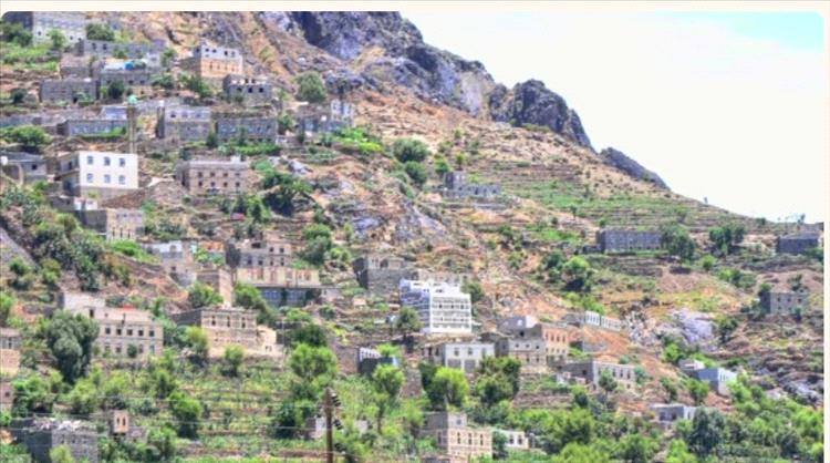 مليشيات الحوثي تقصف معدات شق طريق في سامع وتهدد بقصف منظمة 