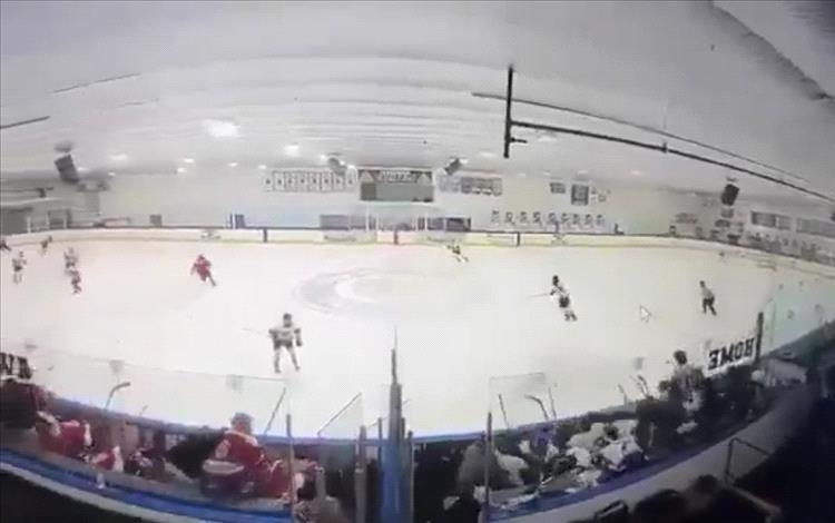 حادثة إطلاق النار في ملعب هوكي بولاية برود آيلاند الأمريكية