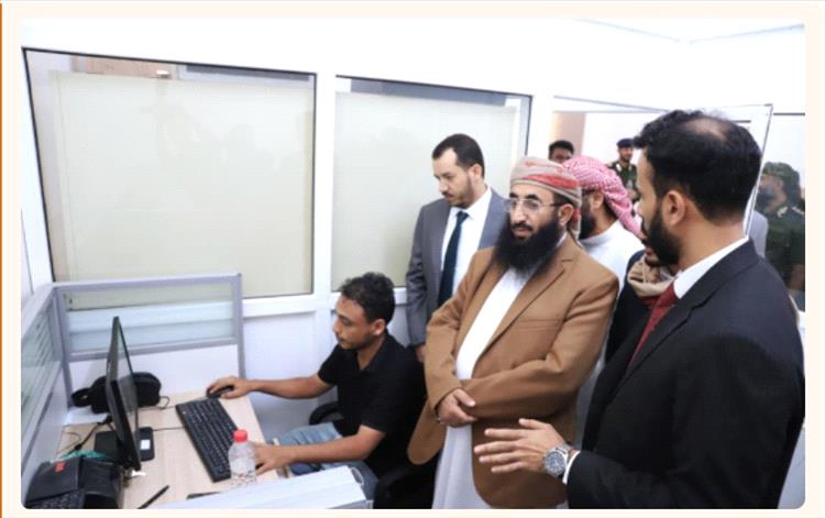 وزير الأوقاف والإرشاد يتفقد سير العمل في قطاعات الوزارة بعدن