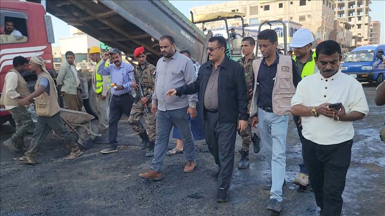 مدير عام المنصورة يتفقد العمل في فرش الطبقة الأسفلتية بمشروع إعادة تأهيل شارع التقنية - تقاطع بئر أحمد