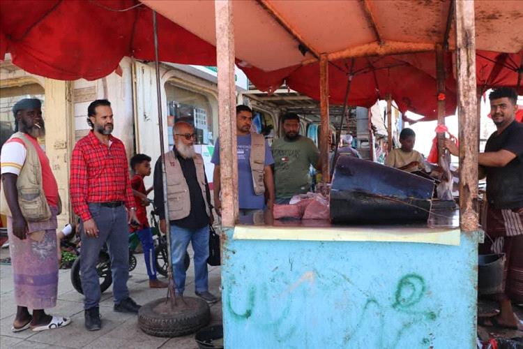 مكتب الصناعة والتجارة بالبريقة يواصل نزولاته الميدانية لمراقبة أسواق المديرية وضبط الأسعار