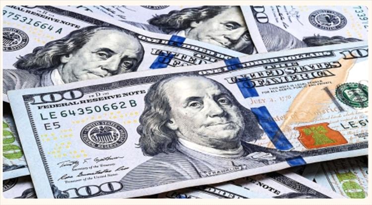 الدولار يرتفع وسط مؤشرات على تريث المركزي الأمريكي في خفض الفائدة