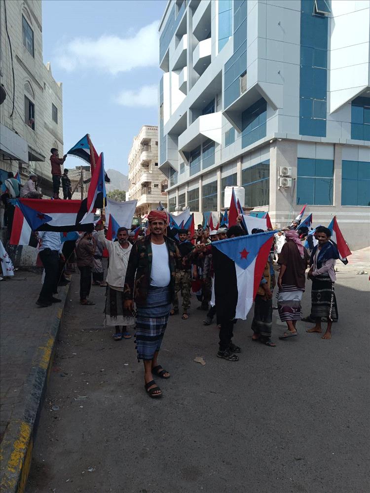 بالصور.. تجمع جماهيري أمام بوابة معاشيق في كريتر بدعوة من المجلس الانتقالي الجنوبي