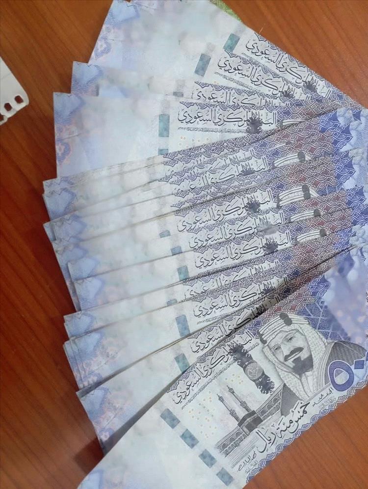البحث الجنائي بوادي حضرموت يطيح بعصابة تزييف عملة ويضبط بحوزتهم 27 ألف ريال سعودي مزور