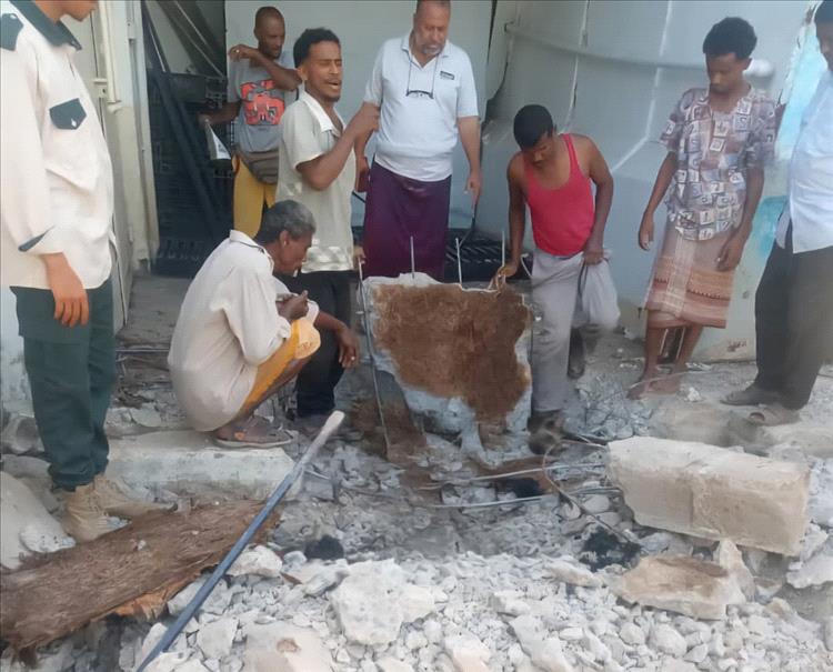 مؤسسة مياه عدن تنفذ حملة فتح انسدادات وتصفية شبكة الصرف الصحي بحي السفارات بخور مكسر