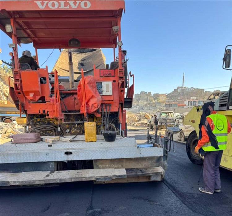 صندوق صيانة الطرق يواصل تنفيذ أعمال الأسفلت في مشروع سوق السلام بلحج