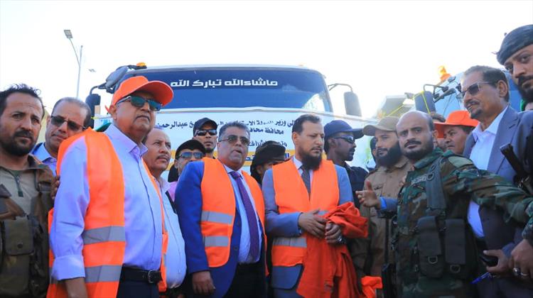المحافظ شيخ يدشّن الحملة الشاملة للنظافة والتوعية بالعاصمة عدن ويؤكد استدامتها بمشاركة مجتمعية واسعة