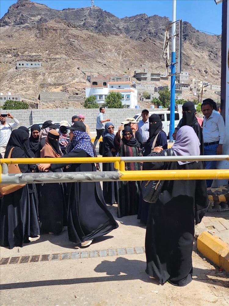 قوات عسكرية تغلق مبنى الأمانة العامة للانتقالي في عدن