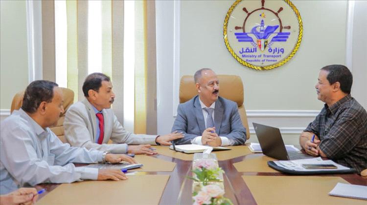 وزير النقل يناقش نشاط العمل ومشروع إعادة تأهيل ميناء المخا