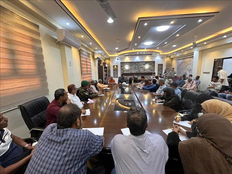 معاوية يناقش مع الفريق الاستشاري لمحافظ عدن أوضاع المكاتب التنفيذية