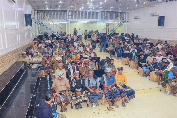 عاجل | مشائخ وأعيان أبين يرفضون قرارات التغيير الأخيرة ويتمسكون بقيادة آل السيد للملف الأمني