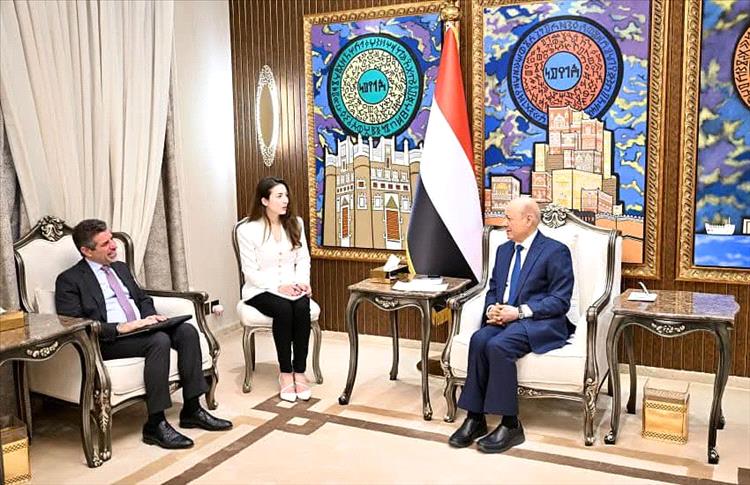 رئيس مجلس القيادة يشيد بالشراكة مع الولايات المتحدة في مجال مكافحة الارهاب وردع مليشيات ايران في المنطقة