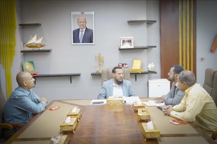 محافظ العاصمة عدن يبحث مع مدير الجهاز المركزي للرقابة والمحاسبة تعزيز الشفافية وتفعيل العمل المؤسسي