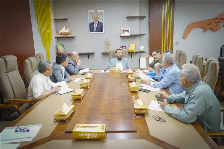 محافظ العاصمة عدن يرأس اجتماعًا موسعًا لمناقشة الإجراءات والخطوات الإصلاحية في قطاعي النقل والطرق