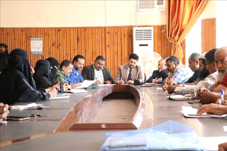 مدير عام البريقة يناقش مع فريق النزول الميداني المكلف من محافظ عدن آلية تنفيذ مشروع المسح الأولي للكفاءات