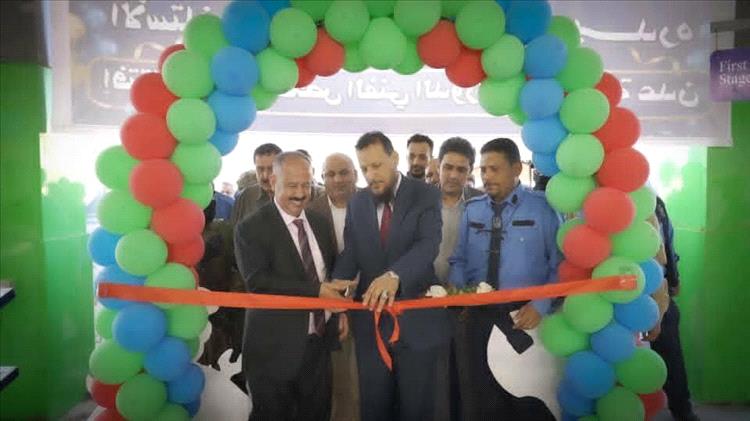 المحافظ شيخ ووزير النقل يفتتحان مركز الفحص الدوري للمركبات في العاصمة عدن