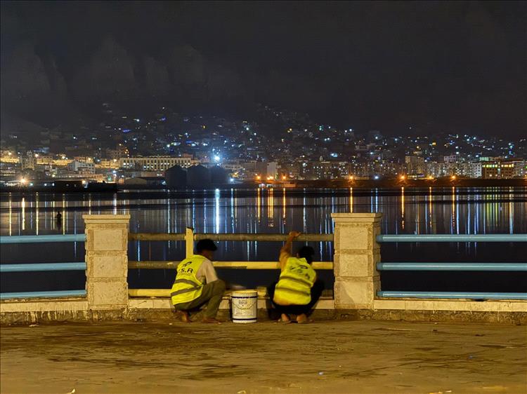 شباب عدن ينهضون بمبادرة لإعادة تأهيل كورنيش الشهيد جعفر