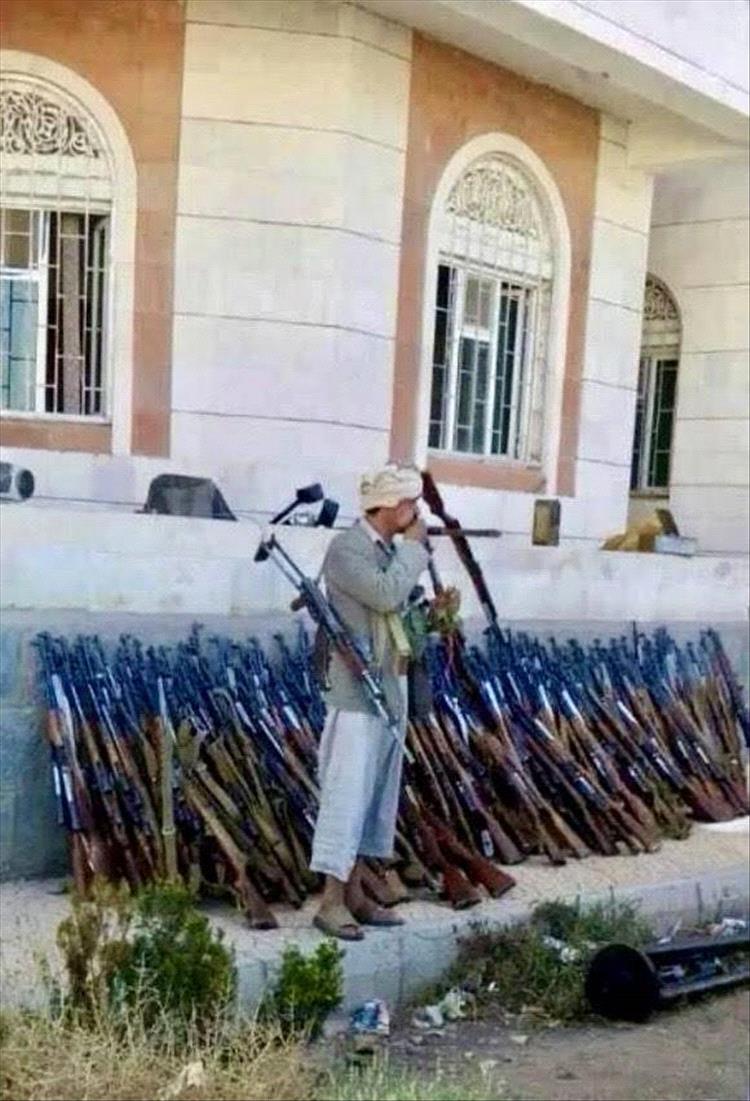 الحوثيون يفرضون آليات أمنية لمراقبة منزل الأحمر بصنعاء