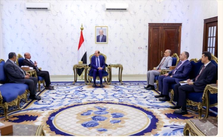 رئيس الوزراء يوجه بالبدء بتسليم مرتبات موظفي الدولة المدنيين والعسكريين بشكل عاجل