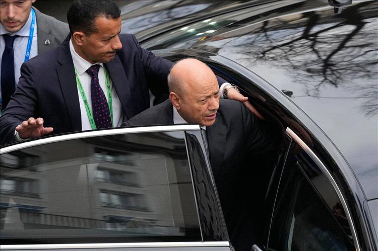 العليمي يتمسّك باحتكار الدولة السلاح بعيداً عن الميليشيات